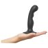 Strap-on-me - lenktas dildo su siurbtuku - juodas, S dydis