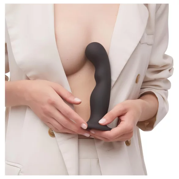 Strap-on-me - lenktas dildo su siurbtuku - juodas, S dydis