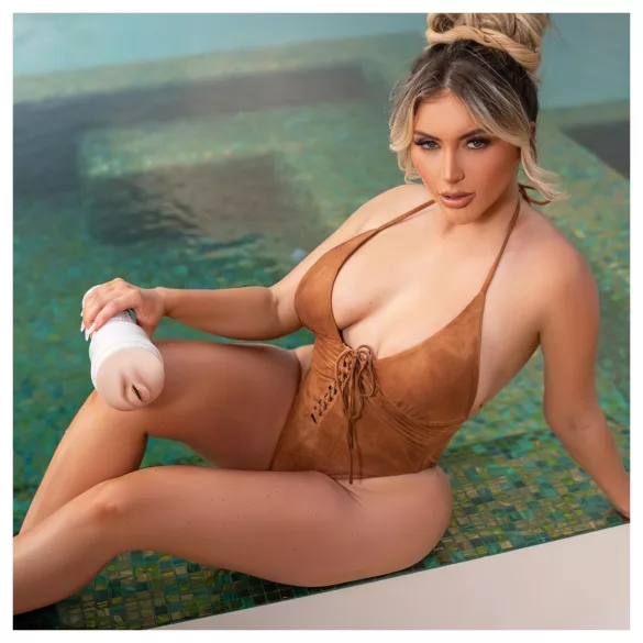 Fleshlight Kayley Gunner - realistiška vagina - kūno spalvos