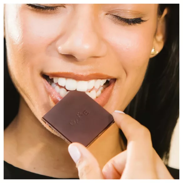 The Oh Collective Date Night - tamsusis šokoladas su obuoliais ir braškėmis poroms (50 g)