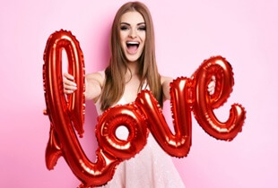 Valentino dienos dovanų idėjos moterims, kurios garantuos dėkingumą!