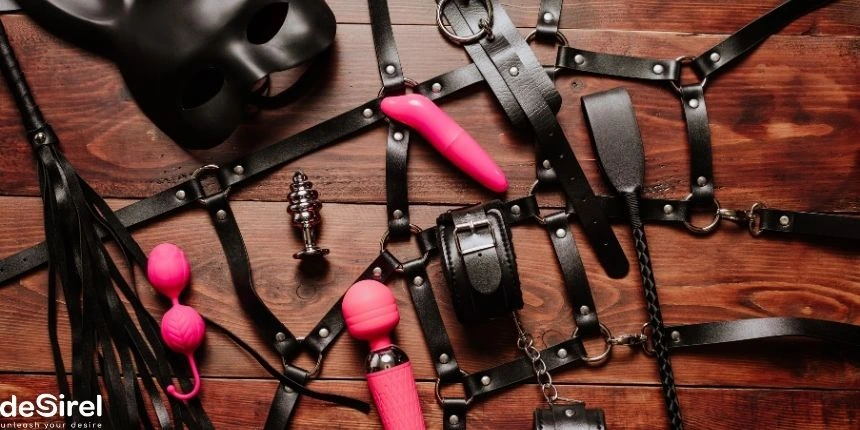 BDSM priedų kolekcija su odiniais antraknių, virvėmis ir aklankaukėmis - Desirel Sex Shop